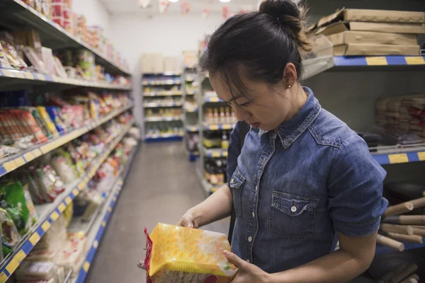 Asiático Mulher Compras Supermercado — Fotografia de Stock