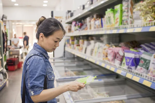 Asiático Mulher Compras Supermercado — Fotografia de Stock