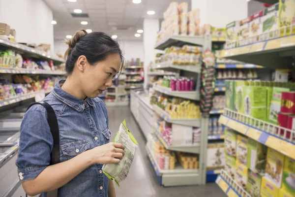Mujer Asiática Compras Supermercado —  Fotos de Stock