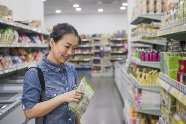 Asiático Mulher Compras Supermercado — Fotografia de Stock