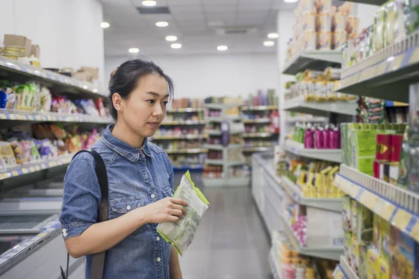 Mujer Asiática Compras Supermercado —  Fotos de Stock