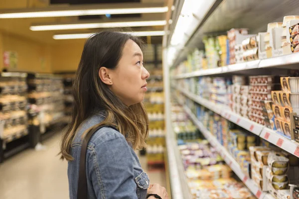 아시아 여자는 슈퍼마켓에서 — 스톡 사진