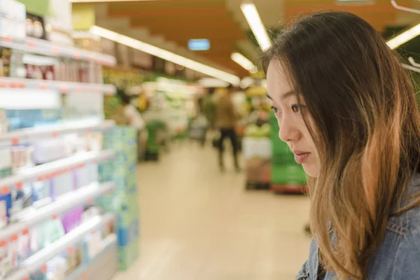 Asiatic Woman Shopping Supermarket — Stock Photo, Image