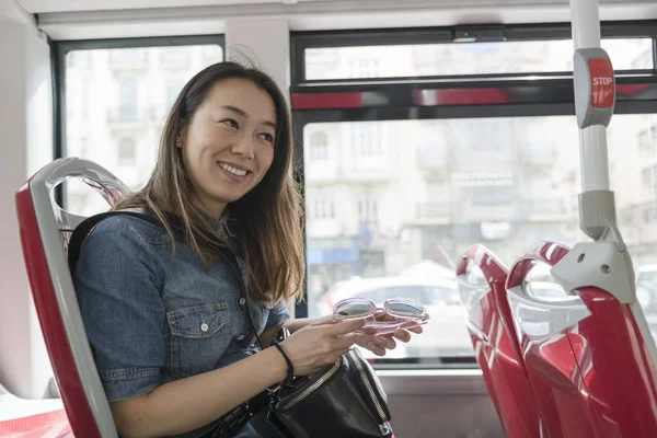 Mulher Asiática Viajando Ônibus Público — Fotografia de Stock