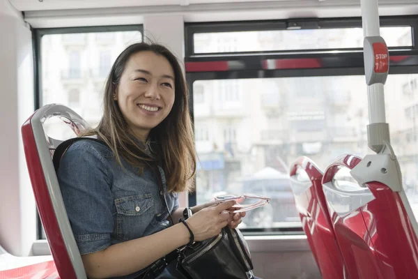 Mulher Asiática Viajando Ônibus Público — Fotografia de Stock