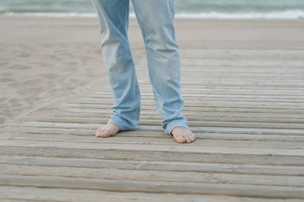 Close Photo Man Legs Standing Wood Way Beach — Stock Photo, Image