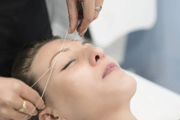 Cosmetologist Removing Facial Hair Threading — Stock Photo, Image