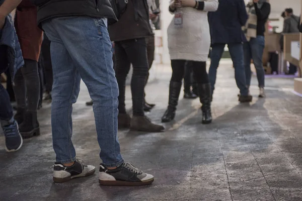 Menschen Beine Gehen Und Warten Stylist Und Modern — Stockfoto