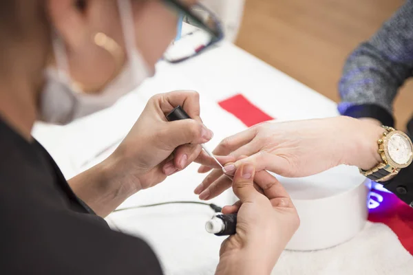 Close Tiro Fêmea Fazer Manicure Salão Beleza — Fotografia de Stock