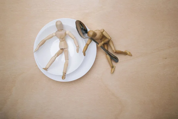 Wooden Mannequins Couple White Plate Spoon Nutritional Concept — Stock Photo, Image