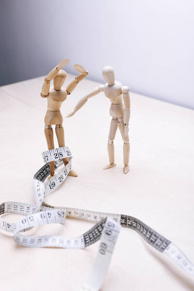 Деревянные манекены сочетаются с лентой. Концепция питания
 