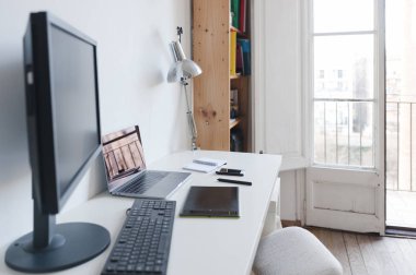 bilgisayar, dizüstü bilgisayar ve dijital tablet ev ofis tablosu üzerinde fotoğraf