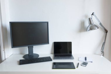 bilgisayar, dizüstü bilgisayar ve dijital tablet ev ofis tablosu üzerinde fotoğraf