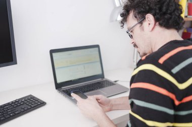 Genç yakışıklı sakallı adam evde çalışma office