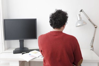 arkadan görünüşü evde çalışma office genç adam grafik tasarımcı