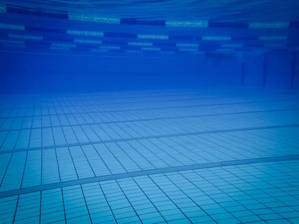 Femme Plongeant Dans Une Piscine — Photo