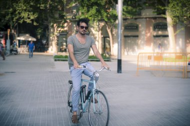 adam bir şehirde vintage bir bisiklet ile