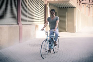 adam bir şehirde vintage bir bisiklet ile