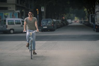 adam bir şehirde vintage bir bisiklet ile