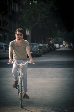 adam bir şehirde vintage bir bisiklet ile