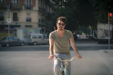 adam bir şehirde vintage bir bisiklet ile