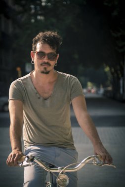 adam bir şehirde vintage bir bisiklet ile