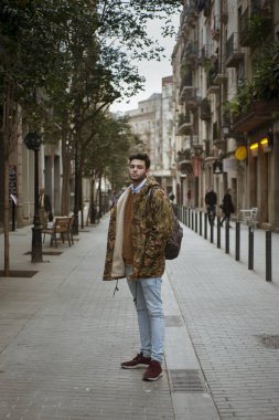 Sokakta yürüyen yakışıklı genç adam.