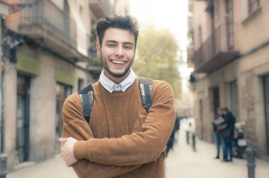 Sokakta yürüyen yakışıklı genç adam.