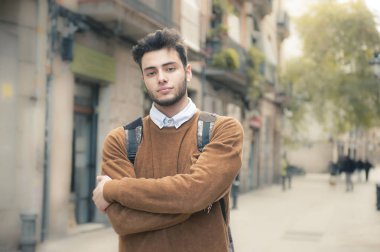 Sokakta yürüyen yakışıklı genç adam.