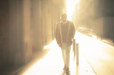 Sokakta yürüyen yakışıklı genç adam.