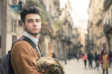 Sokakta yürüyen yakışıklı genç adam.