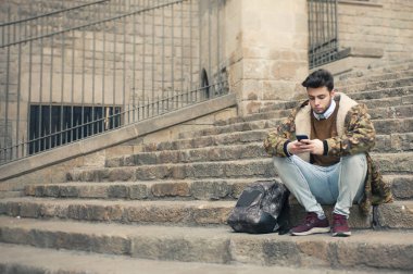 yakışıklı genç sittion bir merdiven Street üzerinde