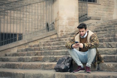 yakışıklı genç sittion bir merdiven Street üzerinde