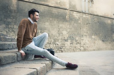 yakışıklı genç sittion bir merdiven Street üzerinde