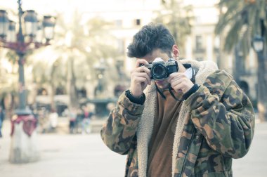 Sokağın fotoğraf çekmek yakışıklı genç