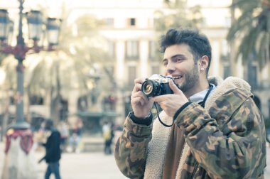 Sokağın fotoğraf çekmek yakışıklı genç