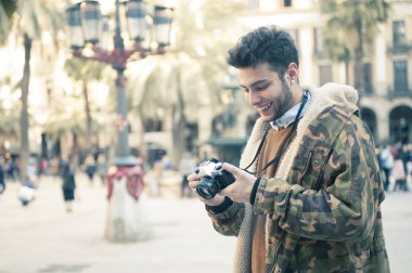 Sokağın fotoğraf çekmek yakışıklı genç