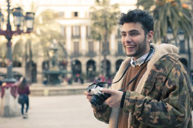 Sokağın fotoğraf çekmek yakışıklı genç