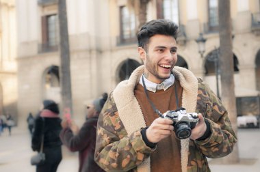 Sokağın fotoğraf çekmek yakışıklı genç