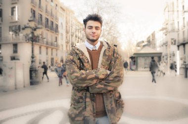 Sokakta duran yakışıklı genç adam.