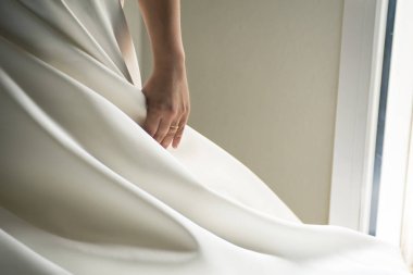 elbisesinin dokunmadan gelinin el