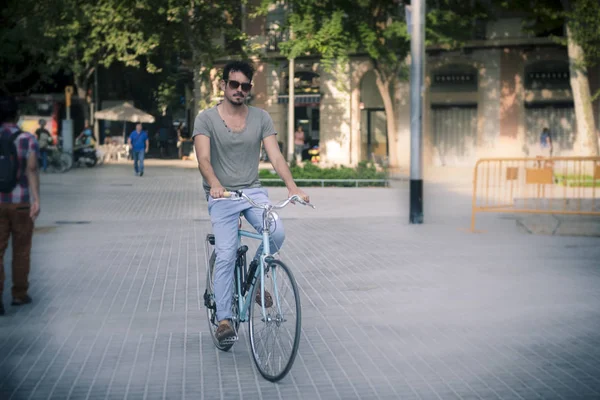 adam bir şehirde vintage bir bisiklet ile