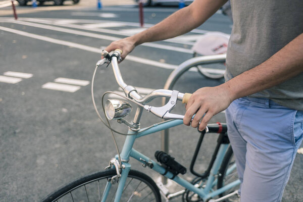 мужчина с винтажным велосипедом в городе
