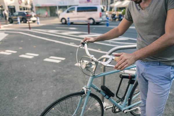 adam bir şehirde vintage bir bisiklet ile