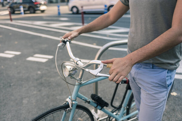 мужчина с винтажным велосипедом в городе
