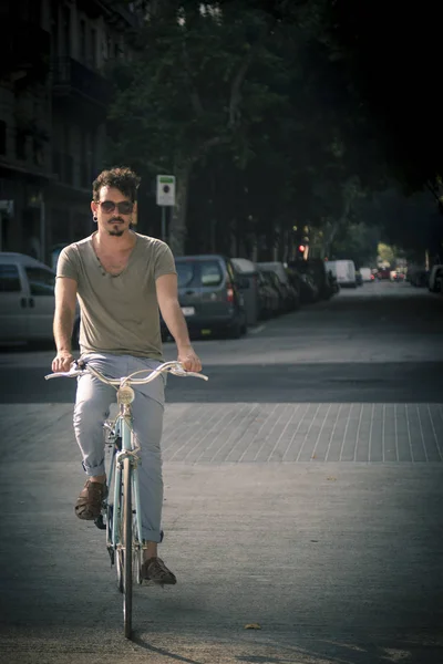 adam bir şehirde vintage bir bisiklet ile