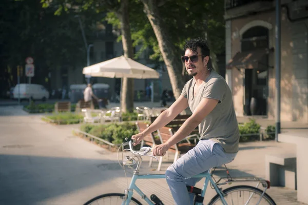 adam bir şehirde vintage bir bisiklet ile