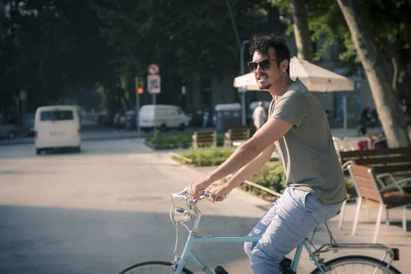 adam bir şehirde vintage bir bisiklet ile