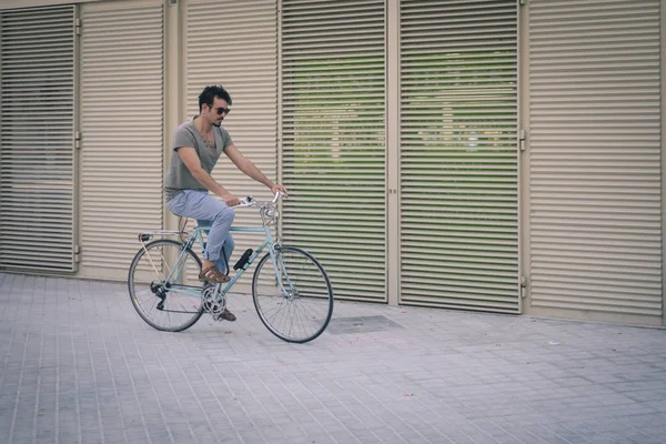 adam bir şehirde vintage bir bisiklet ile