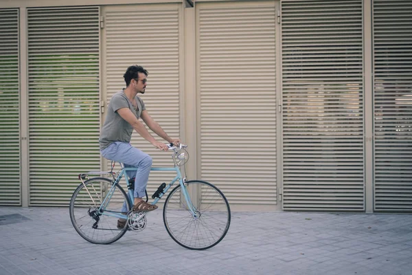 adam bir şehirde vintage bir bisiklet ile